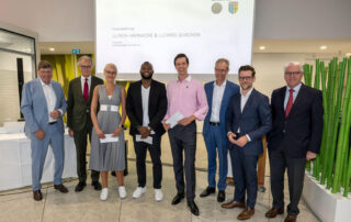 Strahlende Gesichter bei Preisträgern und Preisverleihern von links: Ludwig Quacken und Ulrich Harnacke (Schatzmeister und Vorsitzender Vorstand Benediktpreis von Mönchengladbach e.V.), die drei Preisträger Elisabeth Nierle, Contimi Kenfack sowie Christopher Reiners, Prof. Dr. Harald Vergossen (Vorstand Benediktpreis von Mönchengladbach e.V.), Oberbürgermeister Felix Heinrichs sowie Bernd Hillenkamps (stellvertretender Vorsitzender Benediktpreis von Mönchengladbach e.V.). Foto: Kaspar Müller-Bringmann / Abdruck honorarfrei