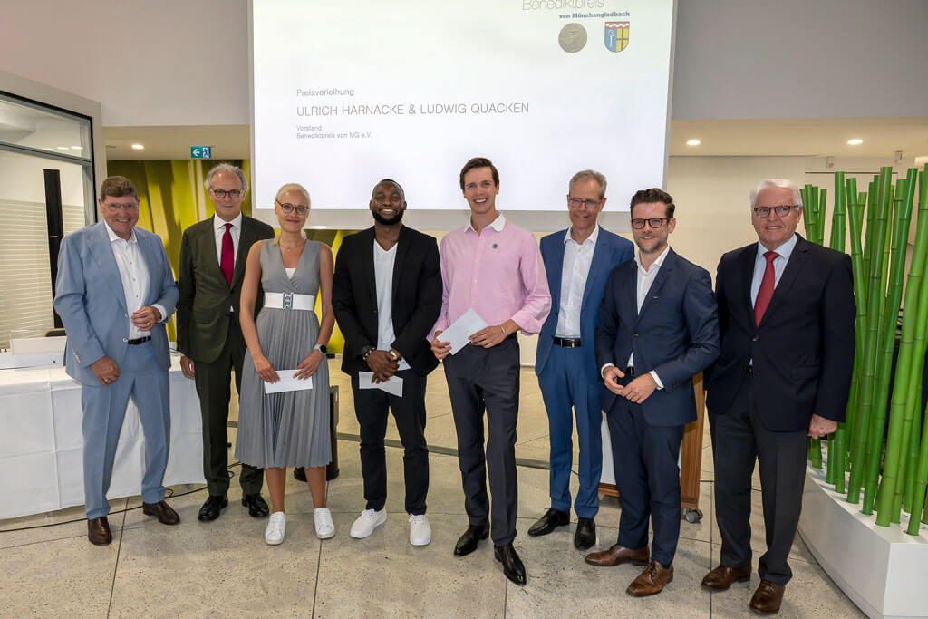 Strahlende Gesichter bei Preisträgern und Preisverleihern von links: Ludwig Quacken und Ulrich Harnacke (Schatzmeister und Vorsitzender Vorstand Benediktpreis von Mönchengladbach e.V.), die drei Preisträger Elisabeth Nierle, Contimi Kenfack sowie Christopher Reiners, Prof. Dr. Harald Vergossen (Vorstand Benediktpreis von Mönchengladbach e.V.), Oberbürgermeister Felix Heinrichs sowie Bernd Hillenkamps (stellvertretender Vorsitzender Benediktpreis von Mönchengladbach e.V.). Foto: Kaspar Müller-Bringmann / Abdruck honorarfrei