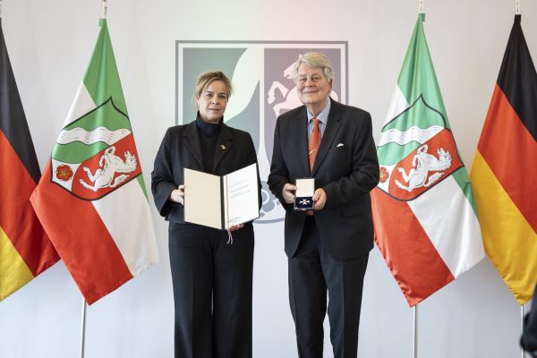 Düsseldorf, 23.03.2026: Die stellvertretende Ministerpräsidentin Mona Neubaur überreicht den Verdienstorden des Landes Nordrhein-Westfalen.
